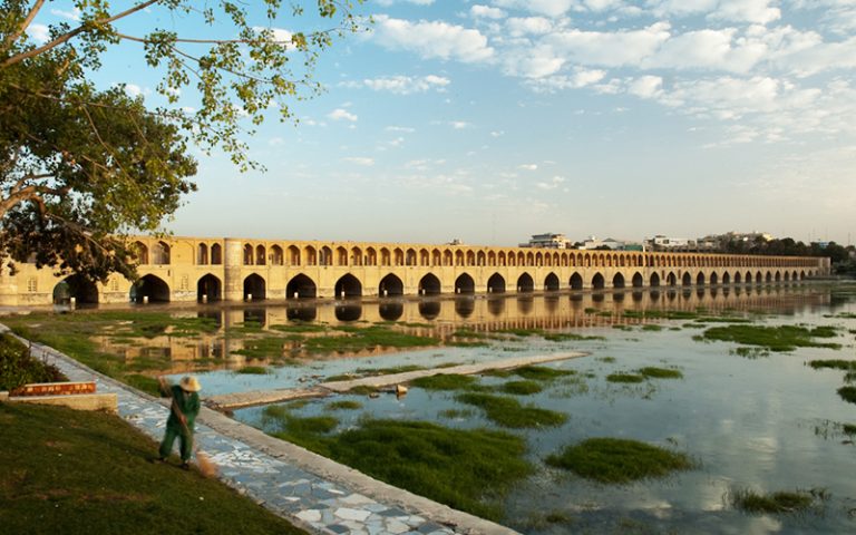 سی و سه پل در روز